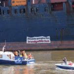 (Foto: Aktion im Hamburger Hafen keinen einen Atomtransport auf einem Übersee-Containerschiff.)