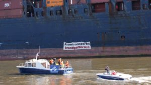 (Foto: Aktion im Hamburger Hafen keinen einen Atomtransport auf einem Übersee-Containerschiff.)