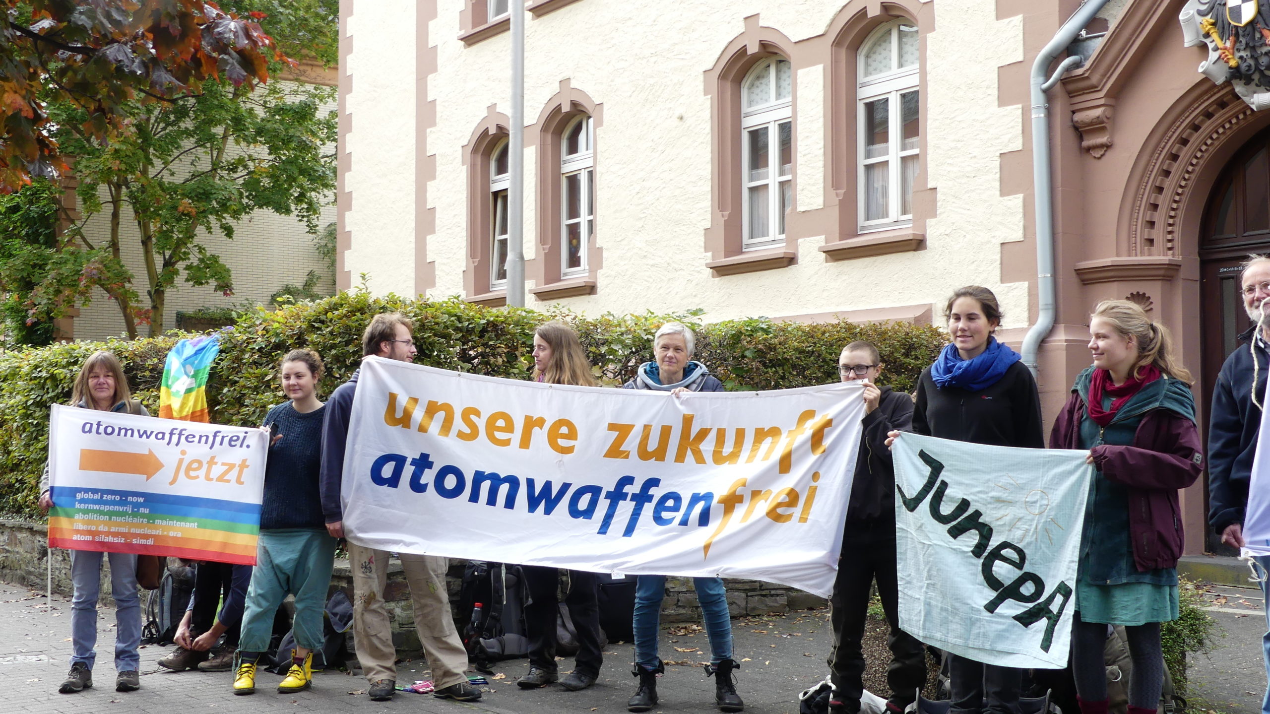 Verurteilt: Protest gegen Atomwaffen vor Gericht – Junepa Aktion in Büchel