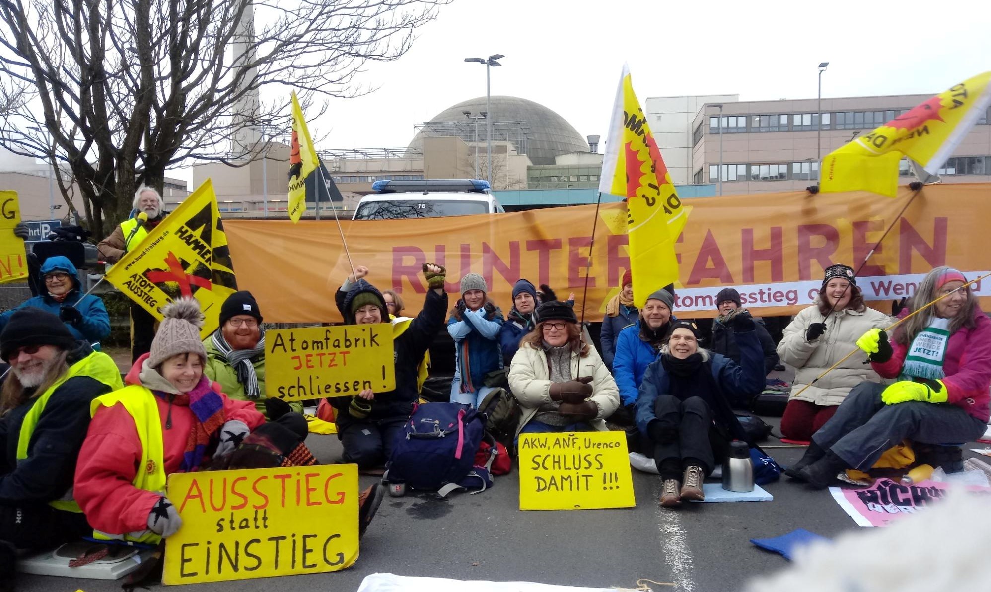 Blockade AKW Emsland in Lingen: Atomkraftwerke runterfahren!